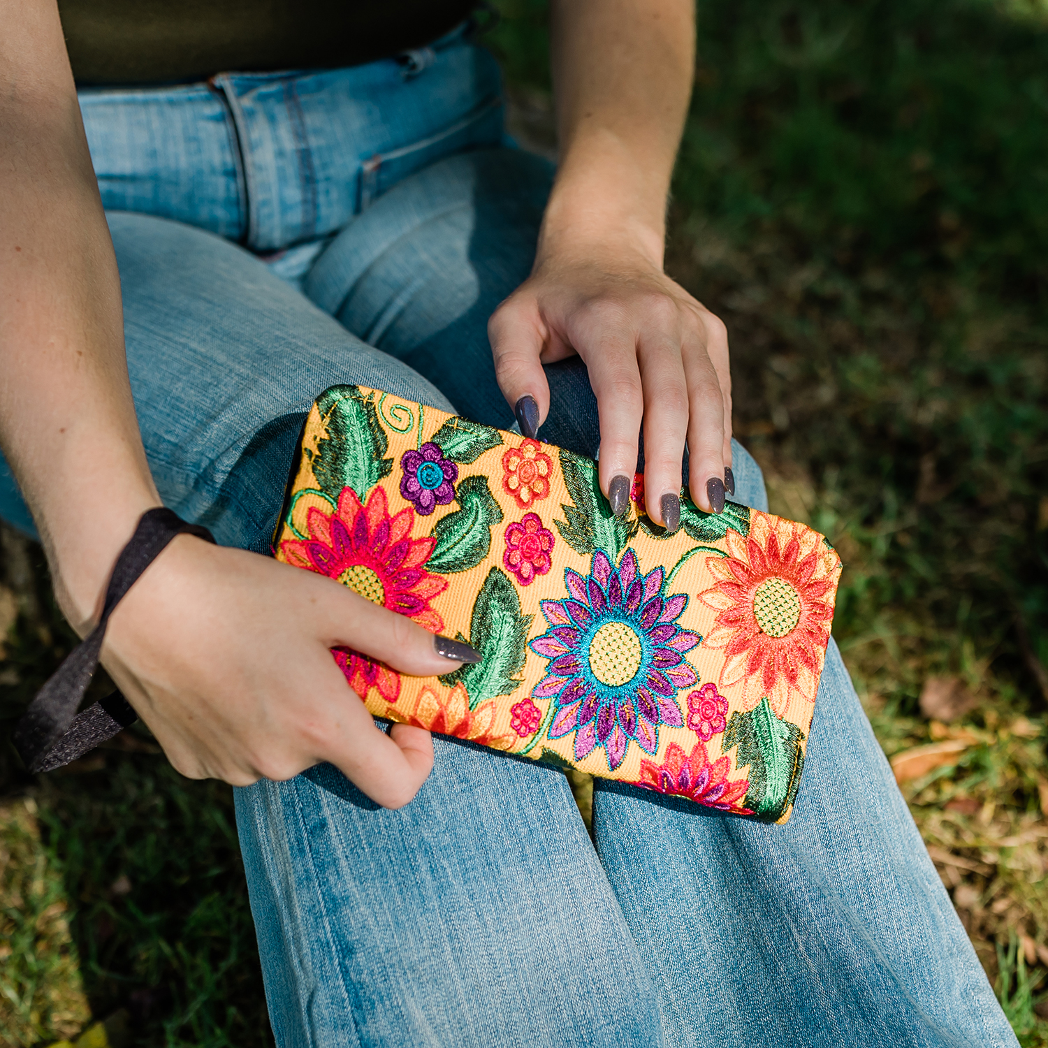 Embroidered clutch deals