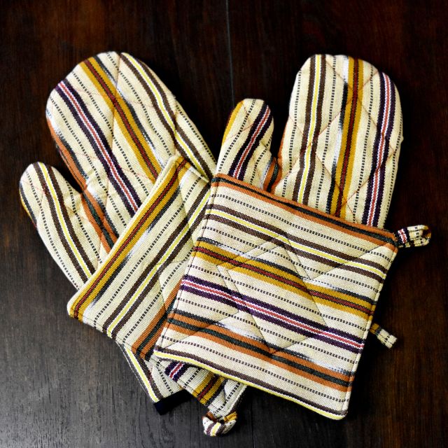 Guatemalan set of 2 potholders and oven mitts